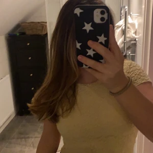 Gul spetstopp - Säljer denna söta gula spetstoppen! Den är i storlek 158-164 fast passar Xs och S!