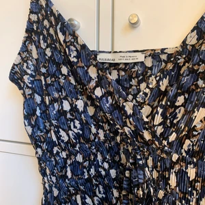 Linne - Oanvänt linne i ett plisserat material. 