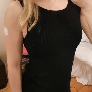 Svart randigt linne - Ett svart linne med ränder. Inga fläckar, hål eller några former av slitningar. Säljer den för 25 kr + frakt. Står 0 kr på frakten för att jag inte vet vad den kommer att kosta. Det är bara att du hör av dig om du undrar över något. Kolla gärna in mina andra annonser också :)