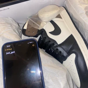 Air Jordan 1 Mocha - Hej, säljer dem här skorna eftersom att dem är för stora för mig. Dem är i Strl.41 och har endast testat dem.