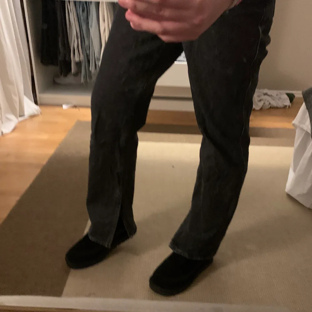 Supersnygga jeans i en stentvättad svart från weekday med slits! Sitter jättefint men är tyvär för korta på mig som är 174:( . Jeans & Byxor.