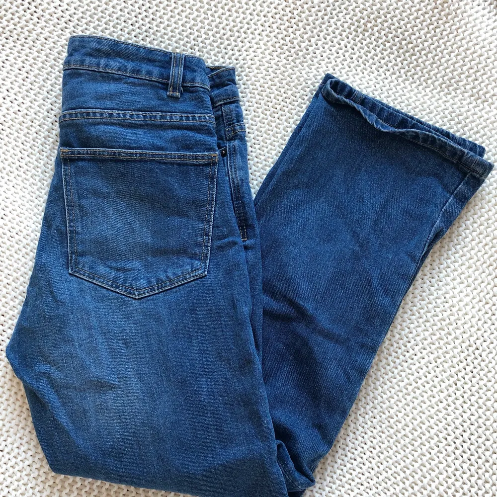 Ankel jeans från Åhléns i strl 34. Använt väldigt få gånger så är i jättebra skick. Hör av er vid intresse. 💙. Jeans & Byxor.