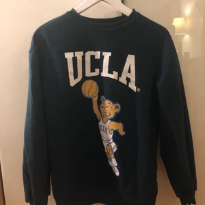 Sweatshirt från hm - Säljer denna tjocktröja från hm då den inte heller kommer till användning. Använd fåtal gånger och är som ny! Köpte den för 300 så säljer den för 150. Jag bör storlek Xs men jag skulle säga att den passar både S och M, beroende på hur man vill att den ska sitta💕💕 köparen står för frakten!!☺️ (de två sista bilderna är lånade)