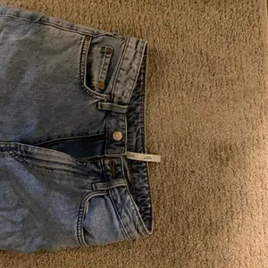 Weekday jeans i modellen lash. W25 L28. I jättebra skick, andra bilden är lånad men visar hur de sitter. Kan användas som lite mid Rise💓💓💓