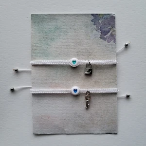 Valentines armband - Har du svårt att bestämma vad du ska ge som present till din Valentine? Då kan du känna dig trygg för nu finns det massvis med olika matchande armband som både är unisex och stilrena. När du beställer får du de i en fin påse som ni kan öppna tillsammans tillsammans med ett fint handskrivet brev som du själv får välja vad det står. Kom privat för bilder o frågor ⭐️ på min sida finns det fler designs så kika in ❤ (OBS priset avser ett par inkl påse o brev)