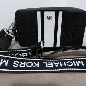 Äkta Michael Kors helt oanvänd -    Gör mig av med min väskkollektion! Denna är helt oanvänd, plast kvar på detaljerna. NYPRIS 2300 KR. Kvitto på äkthet finns. OBS Redan skamligt låga priser, svarar inte på prutande. Bästa vore om vi möts upp. Finns i Sthlm City. Annars betalar mottagaren frakten. Mvh Laura  