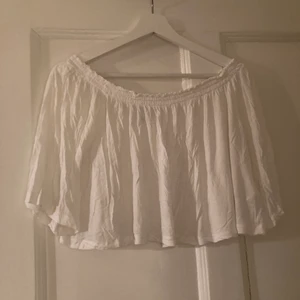 Offshoulder topp - Vit offshoulder topp i tunnt material. Nyskick 