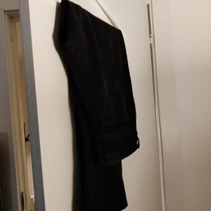 Jeans  - Säljer 2 par jeans, båda är raka i benen. Ena paret (de blåa) är från gina 90s high waist jeans med hål i knäna samt på ena låret. De svarta jeansen är från Monki, väldigt sköna och sitter superfint! 