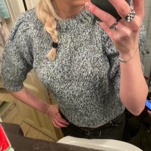 Blå stickad kortärmad - Super gullig topp som passar både t vardags och fest/middag💕