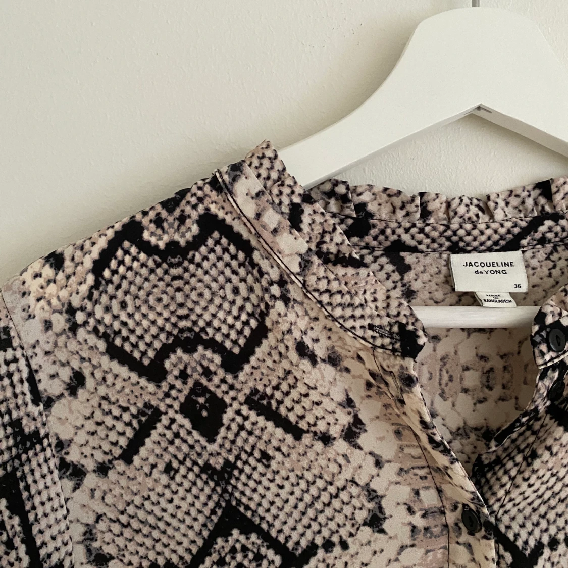 Blus med fina detaljer på ärmen  - 26