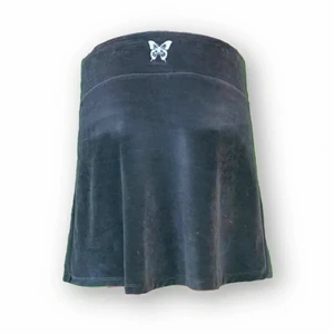 Kjol - Söt kjol från me&i, storlek M. I ett velvet liknande material. I toppenskick. Modellen använder vanligtvis storlek S / M och är 169cm lång och bär kjolen som Lågmidjad. Midjebredd (räkna det som höftbredd om du vill ha den lågmidjad) 47cm och längd 52cm