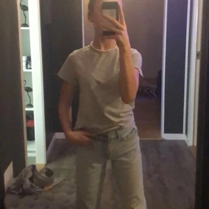 Ljusblåa lågmidjade jeans - Detta är ett par jeans från Lindex som inte kommer inte användning längre, dom är inte slinta eller sönder på något sätt jag kan se. Äkta fickor där fram