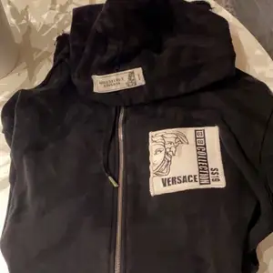 versace hoodie i strl L men passar mer M, fint skick. Lägg bud