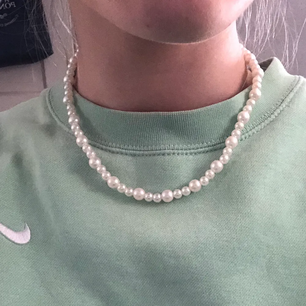 Säljer ett vitt pärlhalsband som jag har gjort själv💞 Kolla även in mina andra annonser för massor fler egengjorda smycken!! Kom gärna med egna förslag på färg och design🥰 Frakt tillkommer på 13kr!!. Accessoarer.
