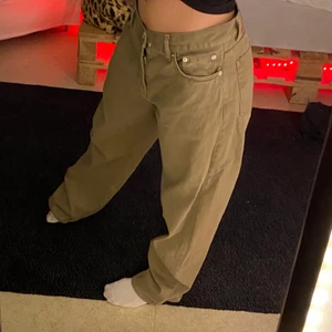 baggy jeans - beiga baggy jeans från sweet skateboard, använda max 5ggr, strl s. jag är 164cm och är oftast en s/m i byxor, sitter väldigt bra i midjan för i va oversized. buda om fler är intresserade 