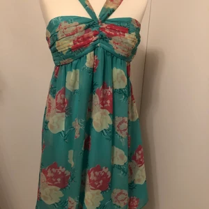 Sommarklänning stl 36 - Jättefin sommarklänning i stl 36, endast använd vid ett tillfälle 🌷