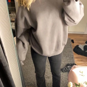 Sweatshirt från Nelly! - Skön tröja som är lite oversized i storlek S. Superskön och mysig! 