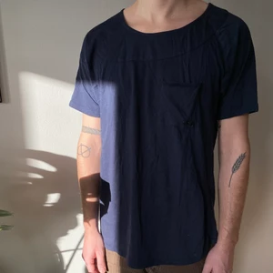 Mouli t-shirt strl L - Marinblå Mouli t-shirt i strl L (sitter dock som M). Bra skick.