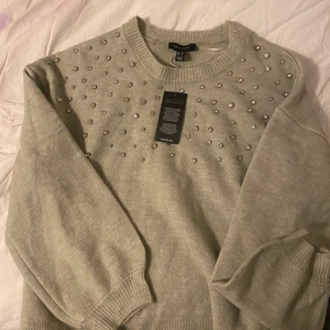 Stickad tröja  - Stickad tröja perfekt nu till våren från New look.Tveka inte vid frågor💓💓helt oanvänd