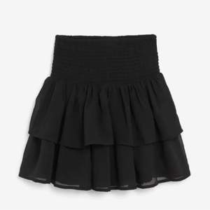 Säljer denna fina kjol från Kapphal som inte säljs i butik längre. Använd ett fåtal gånger och är i nyskick! Säljer pga att den inte kommer till användning💓