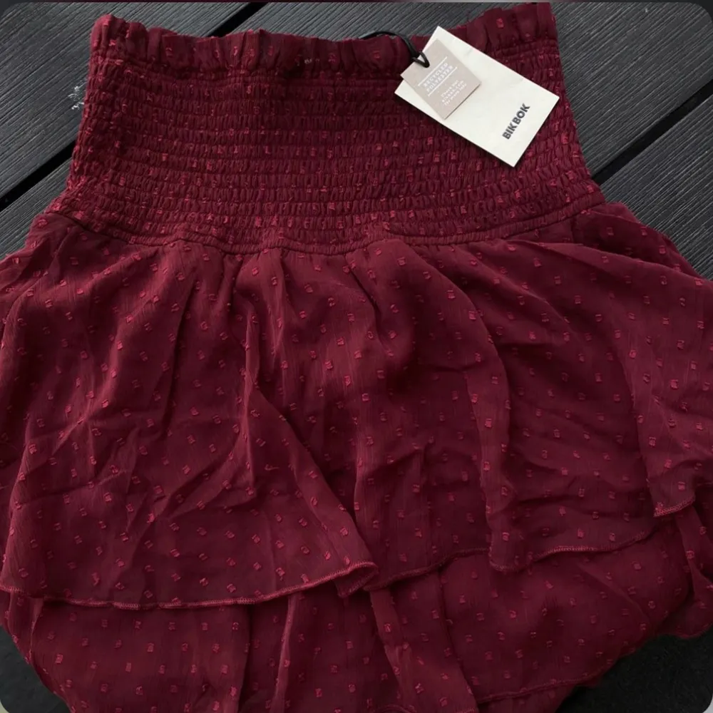 Säljer den a kjol från Bikbok, super fin! Dock får jag ingen användning av den längre. Säljs inte mer och nypris var 300kr. . Kjolar.