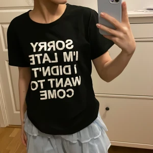 T-shirt i storlek L - Liten i storlek, är i gott skick och säljs för att den inte kommer till användning