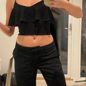 Festtopp  - Superläcker festtopp från Zara, med lite glitter i sig & volang upptill och är diskret v-ringad, även croppaf modell. Säljer pga ingen användning längre. Köparen står för frakten och jag står inte bakom postens slarv.🧸🧸🧸