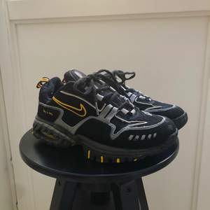 Secondhand skor från Nike, vet ej om de är äkta :) Storlek 37,5. 