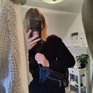 Noella väska i svart läder - Säljer min Noella väska i svart läder i den stora modellen. Köpte den ny för 749kr och har endast används några få gånger. Den är i jätte fint skick. Säljer den för att jag inte använder den längre, och letar istället efter nya väskor