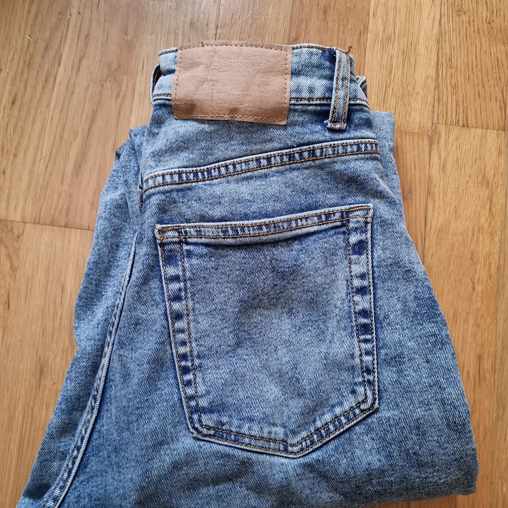 Ljusa mom jeans från ginatricot i storlek 38. Jeans & Byxor.