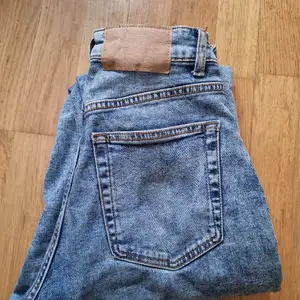 Ljusa mom jeans från ginatricot i storlek 38