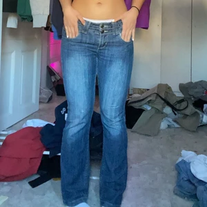 Lågmidjade blåa jeans - Säljer mina sjuukt snygga lågmidjade jeans som inte passar mig, står storlek 32 men skulle säga att det är en 36 säljer för FAST PRIS! så först till kvarn gäller💗 midjemått 43cm och innerbensmått 78cm