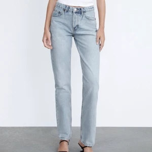 Zara Mid Rise - Säljer nu mina Mid rise jeans från zara! Dem är slutsålda på hemsidan! Jag säljer dessa för har fått för många jeans, dem är i storlek 38 och passar en 36 också❤️Skriv privat för mer bilder! Kom med bud❤️❤️❤️❤️