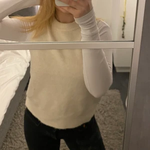 Stickad väst 🤍 - En stickad väst i färgen beige 🤍