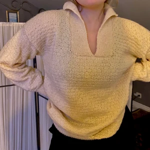 Vit stickad tröja med krage  - Jätte fin stickad tröja. Använd fåtal gånger och i bra skick, inga defekter eller något💗 skriv vid frågor<3 