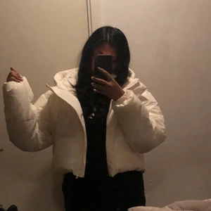 Vit puffer jacka - Säljer min fina vita puffer jacka från Zara då den inte kommer till användning och har aldrig använts. Lappen är fortfarande på och kvitto finns kvar. Den är i strl S. ❤️