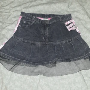 Jeans kjol - Anorlunda jeanskjol som är jättefin. Jag har inte någon andvändning till den, så jag säljer. Den är storlek 158/164 men jag skulle säga en S. Coola spännen på ena sidan och spets längst ned. Hör av dig!💕