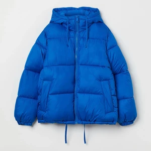 Blå puffer jacka  - Säljer nu min eftertraktade pufferjacka ifrån H&M i stl xs som är helt slutsåld, använt ett fåtal gånger men får ingen användning för den längre köpte för 400 🥳 inget sönder de ända är att de e lite smink vid kragen där de brukar bli de & kan sänkas i pris ifall de skulle va så. Det känns som många är intresserade så jag börjar en budgivning