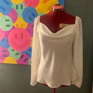 Topp från asos - Snygg topp från asos som inte kommer till användning, använd 1 gång. Den är i storlek 40 men är liten i storleken så den passar mig bra som vanligtvis är 36-38