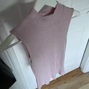 Tröja - Så cool och snygg topp med glitter i! Säljer så den kommer till bättre användning. Storlek M men passar bra på mig som annars har S