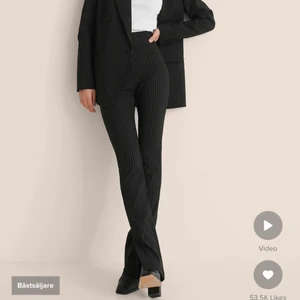Kostymbyxor med slits - Kritstrecksrandiga kostymbyxor från NA-KD med slits. Väldigt snygga och perfekta till nästan allt. Har en tajt/skinny fit men ändå stretchiga. Storlek 32 och skulle inte rekommendera en större storlek att ha dessa. Köptes för 349kr.💸❤️‍🔥