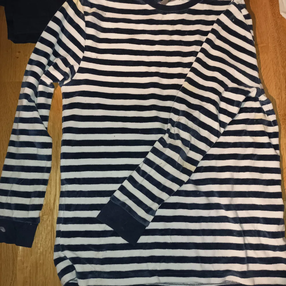 Sweatshirt från Asos. Använt skick men inga hål eller liknande. (Blå och vit). Tröjor & Koftor.
