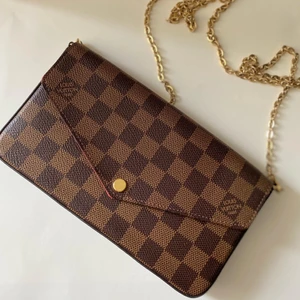 Felicia Pochette Louis Vuitton - Louis Vuitton väska i bra skick! Äkthetsbevis, kvitto och kartong tillkommer. Köpt för två år sedan, säljes pga lite användning! 