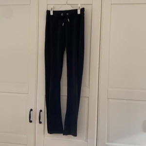 Mjukis byxor  - Fina byxor i plysch material från Gina Tricot. 