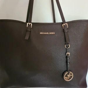 Michael kors väsks - Mörkbrun MK väska, äkta. Är väl använd, kan ses på handtagen samt att ena spännet har lossnat på baksidan utav väskan. Annars hel, inga repor eller dylikt.