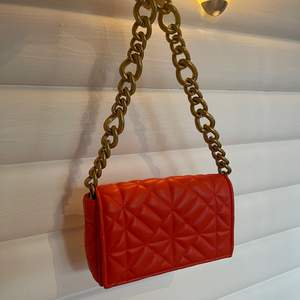 Röd/orange kedjeväska från Zara i fint skick.