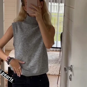 Stickad topp!!! - (Lånade bilder, de 2 första) (vet inte om det är samma tröja men de är väldigt lika) Säljer denna fina grå stickade ärmlösa tröjan med polokrage. Så najs och väldigt populärt just nu. Riktigt najs tröja nu till hösten. Inprincip oanvänd. Storlek xs, men skulle säga att både en S/M skulle kunna ha den, beroende på hur man vill att den ska sitta ❤️‍🔥❤️‍🔥❤️‍🔥❤️‍🔥