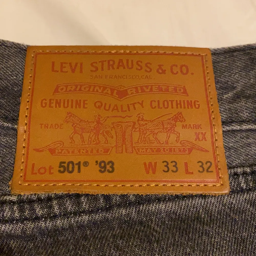 Levis jeans, riktigt bra skick, använda få gånger och är en speciell utgåva från Levis därav 501’93. Skriv om du har fler frågor.. Jeans & Byxor.
