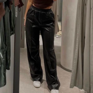 Skinnbyxor  - Så fina svarta byxor i skinn-imitation från nakd i storlek 36.