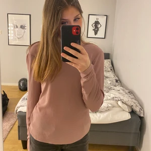 Beigelila blus med öppen rygg - säljer denna beigelila blus med öppen rygg. Tycker själv denna är super fin men kommer tyvärr inte till användning. köparen står för frakten💕💕